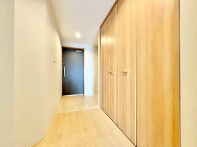 【玄関】 | リビオ上野芝ガーデンンズ | 散らかりがちな玄関まわりも、豊富な収納を用意すればいつもすっきりします！広く、明るい玄関が住む方を迎えてくれます♪