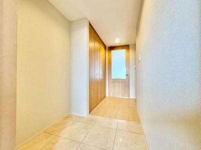 【玄関】 | リビオ上野芝ガーデンンズ | 上質感漂う玄関へのアプローチ。居住者の帰り、訪れる方を優しく迎える・安らぎに満ちた生活空間を予感させる。健やかな暮らしを楽しめそう
