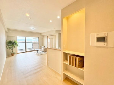 【居間・リビング】 | リビオ上野芝ガーデンンズ | 室内にいても、たっぷりの陽光と爽やかな風を感じて頂ける、開放感あふれるリビングです。
ご家族と穏やかに過ごす、心地の良い時間が流れます。