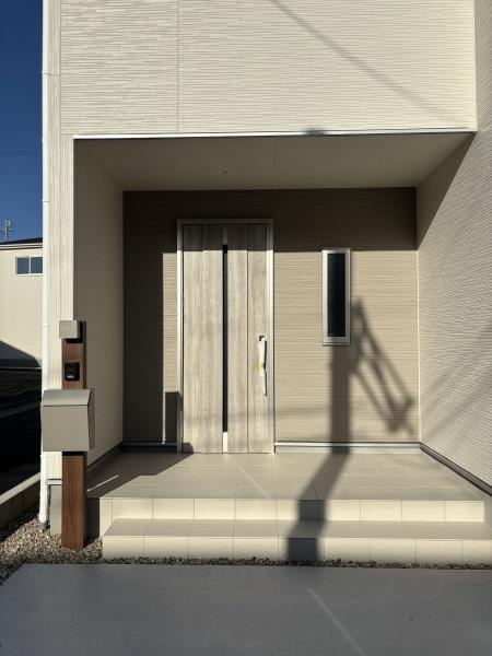 蒲郡市三谷町七舗58期　全4棟・2号棟の玄関|訪れる人を心地よく迎え入れます。