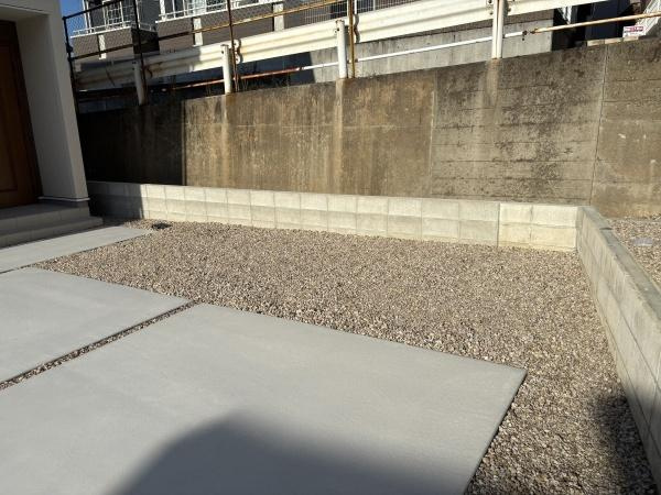 蒲郡市三谷町七舗58期　全4棟・3号棟の庭|草花で飾れるお庭。