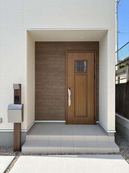 蒲郡市三谷町七舗58期　全4棟・3号棟の玄関|訪れる人を心地よく迎え入れます。