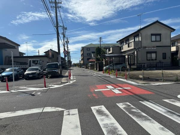 岡崎市赤渋町上池・中古戸建の前面道路含む現地写真|前面道路です。