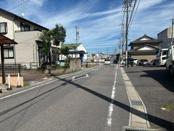 岡崎市赤渋町上池・中古戸建の前面道路含む現地写真|前面道路です。