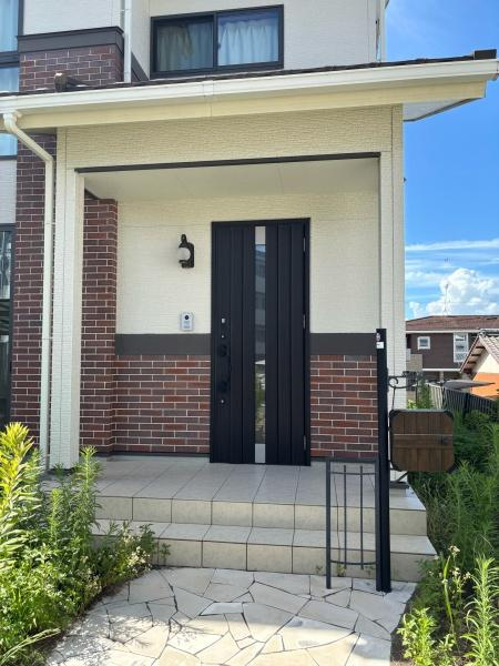 岡崎市若松町大廻・中古戸建の玄関|訪れる人を心地よく迎え入れます。