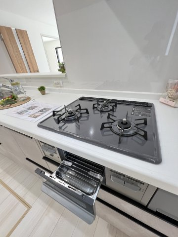 高浜市呉竹町3期　全3棟　3号棟のキッチン|三つ口コンロととグリル付き