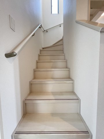 高浜市呉竹町3期　全3棟　3号棟の内装|階段