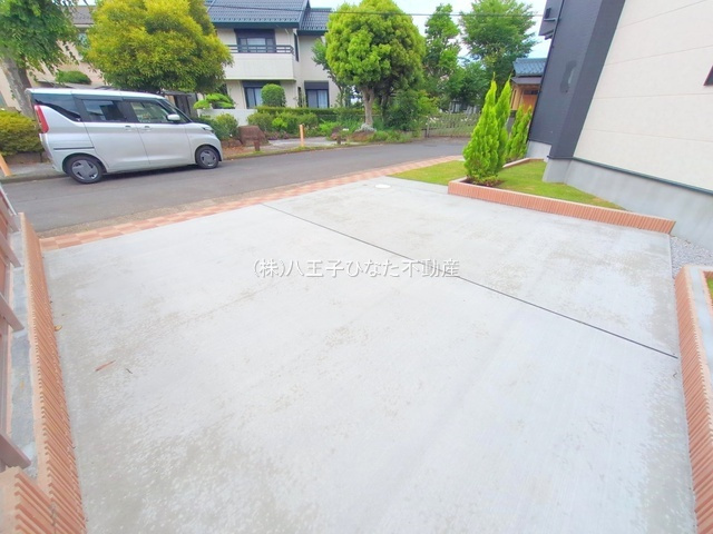 祝　成約済み　八王子市　北野台　新築戸建ての駐車場|～仲介手数料無料☆八王子ひなた不動産～　八王子市北野台　新築戸建て