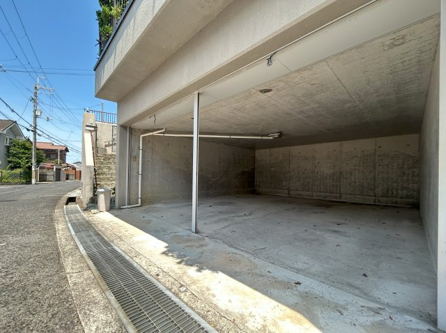 和泉市寺門町2丁目戸建の駐車場|内寸：幅約5.1ｍ、奥行約5.6ｍ、高さ約2.1ｍ