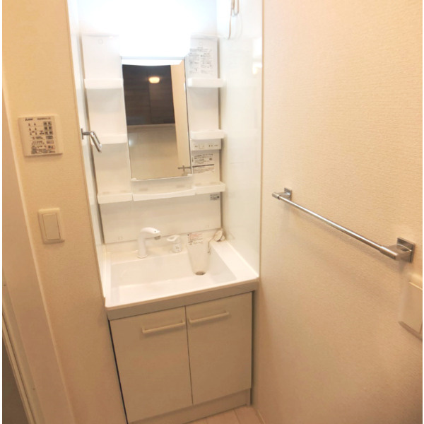 Greige（グレージュ）の洗面所