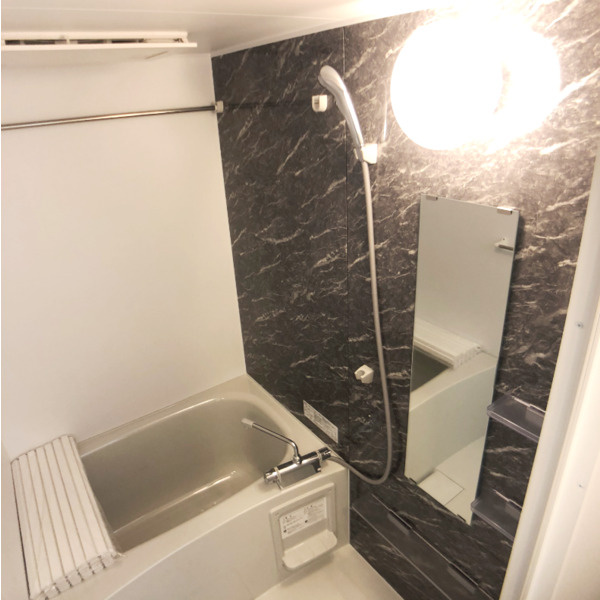 Greige（グレージュ）の浴室