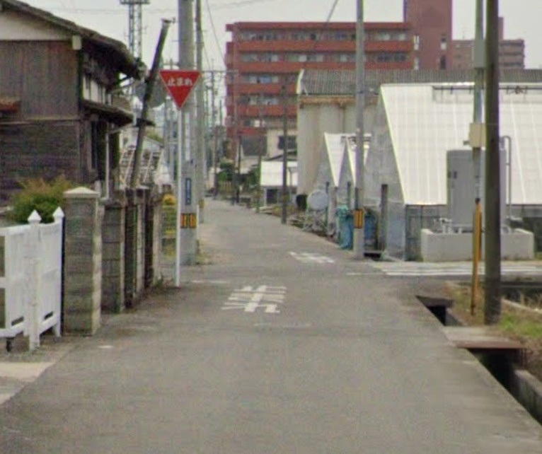 新須賀町1丁目　売土地の前面道路含む現地写真
