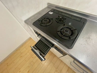 【設備】 | サンヴィラ24 | ３口コンロ&グリル