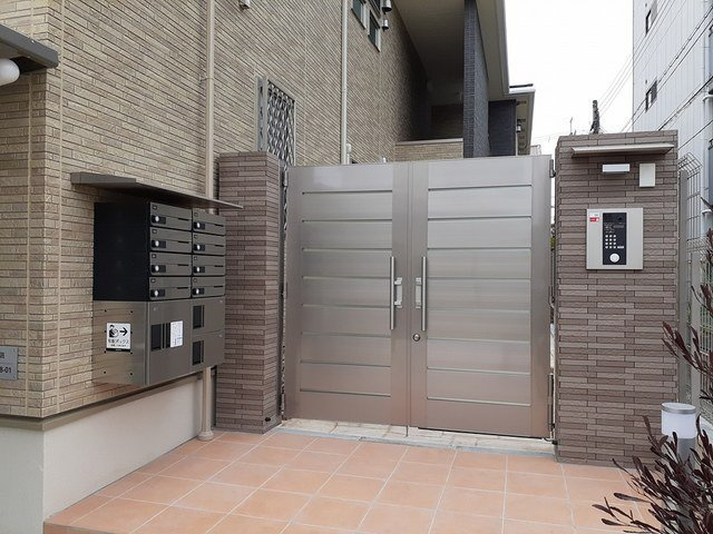 アルバ　八尾のエントランス