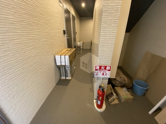 badge tomoi Est2のロビー