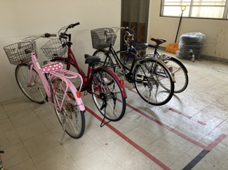 【その他共用部分】 | やまきマンション | 駐輪場は屋内のため、雨ざらしになることがなくいいですね。