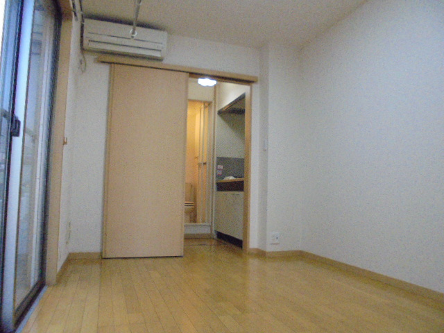 府中市朝日町２丁目のアパートの居間・リビング