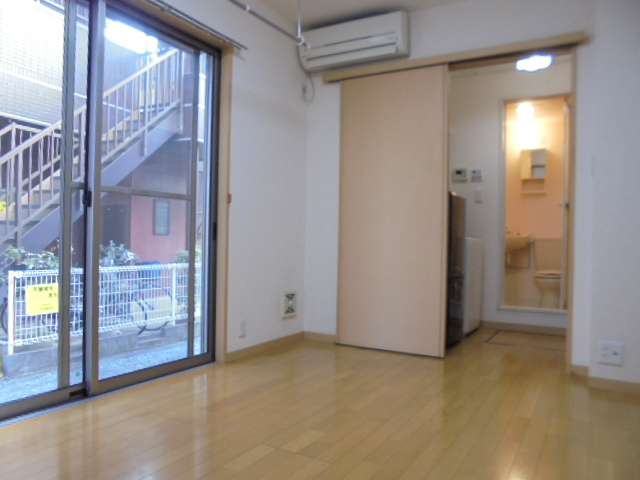 府中市朝日町２丁目のアパートの居間・リビング