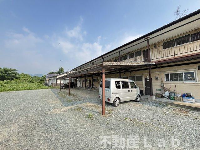 八代郡氷川町高塚のアパートの駐車場