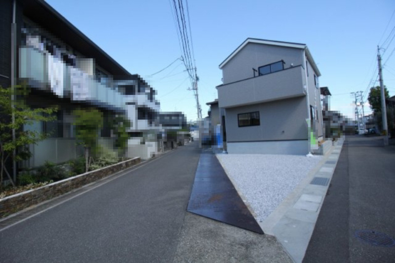 グレイドルガーデン　高知市薊野西町第1　1号棟の前面道路含む現地写真