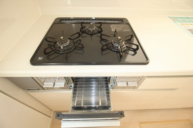 グレイドルガーデン　高知市薊野西町第1　1号棟のキッチン|３口コンロ　グリル