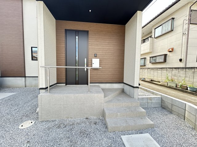 新築　高崎市下小鳥町1期　１号棟の玄関|現地写真　ポストと一体型のTVモニターホンでセキュリティ安心！
