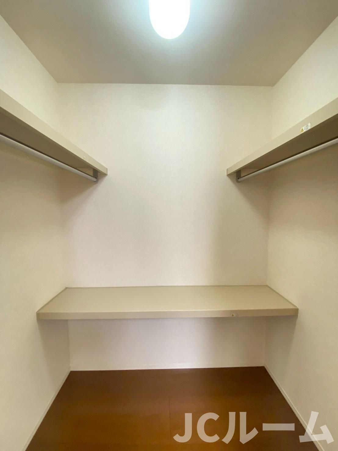 レジデンシィズ東城 WESTの洋室