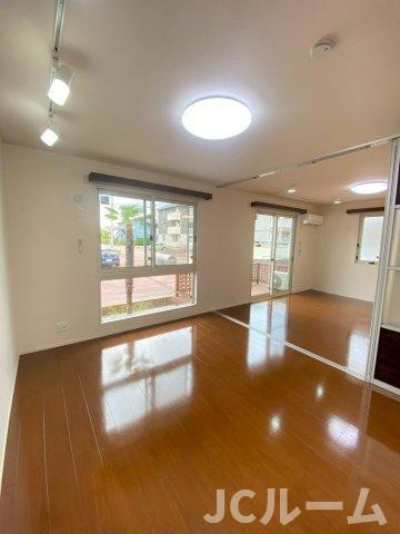 レジデンシィズ東城 WESTの居間・リビング