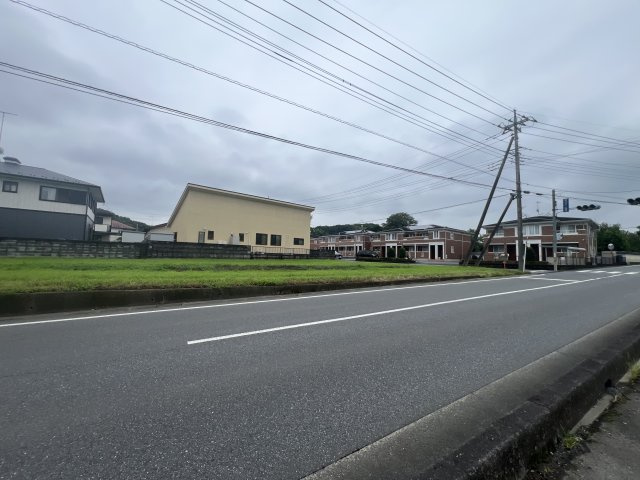 -三丁目不動産-　寄居町富田　約284坪売地の前面道路含む現地写真