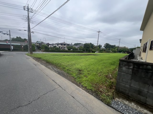 -三丁目不動産-　寄居町富田　約284坪売地の前面道路含む現地写真
