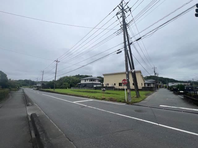 -三丁目不動産-　寄居町富田　約284坪売地の前面道路含む現地写真