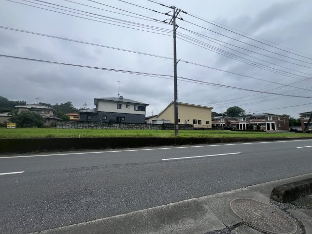 -三丁目不動産-　寄居町富田　約284坪売地の前面道路含む現地写真