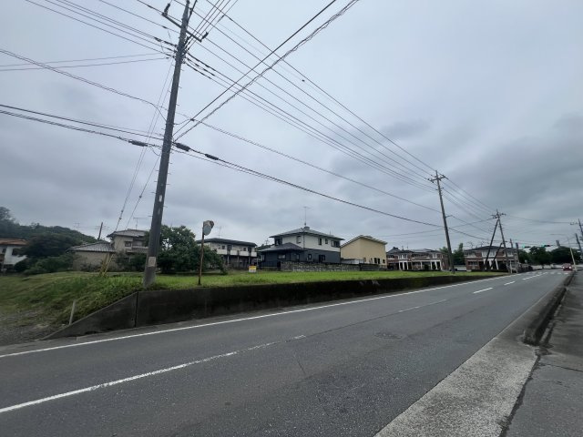 -三丁目不動産-　寄居町富田　約284坪売地の前面道路含む現地写真