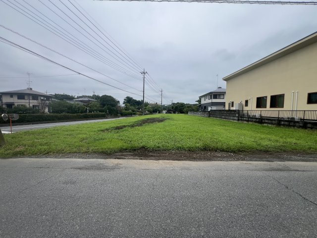 -三丁目不動産-　寄居町富田　約284坪売地の前面道路含む現地写真