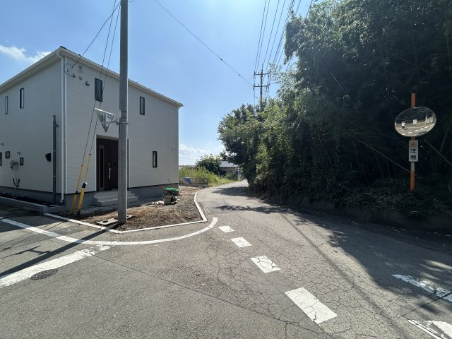 新築　前橋市勝沢町第1　クレイドルガーデン　１号棟の前面道路含む現地写真|現地写真　北側接道幅員約5.4m　西側接道幅員約4.1ｍ