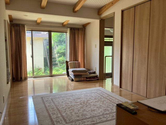 野市町西佐古　中古一戸建て（平屋）の居間・リビング|南向きで日当たり良好！窓から庭の緑も楽しめます♪