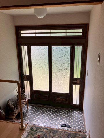 野市町西佐古　中古一戸建て（平屋）の玄関|タイル床×すりガラスが映えるレトロ玄関♪