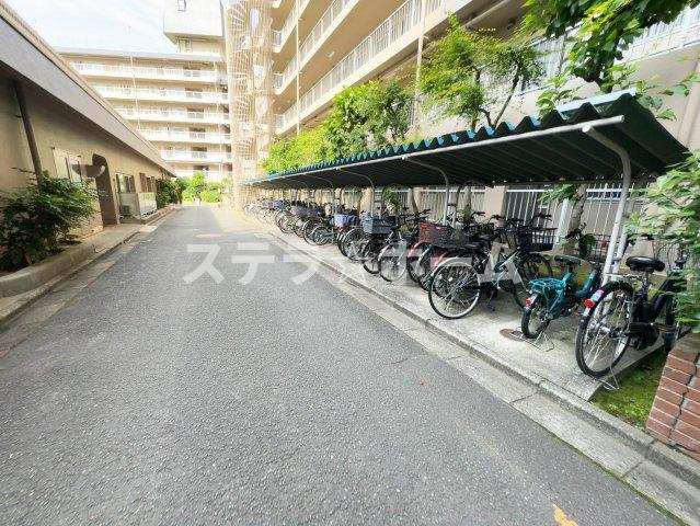 ルネ千里丘 2号棟の駐輪場