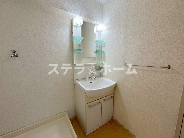 ルネ千里丘 2号棟の独立洗面台|独立洗面台、小物を置くことができて便利です