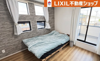 【寝室】 | 久喜市佐間築浅中古戸建（２０２４年４月建築） | おしゃれな主寝室、バルコニーや書斎付きです♪