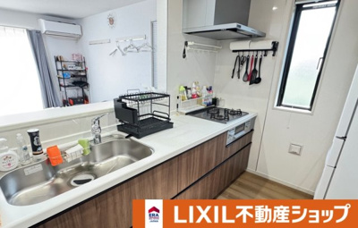 【キッチン】 | 久喜市佐間築浅中古戸建（２０２４年４月建築） | 開放感のあるキッチン、会話の弾むオープンカウンターキッチンです♪