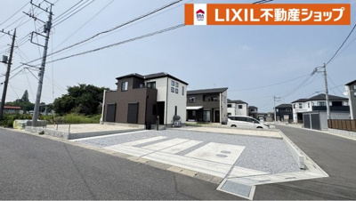 【外観】 | 久喜市佐間築浅中古戸建（２０２４年４月建築） | 車庫３台余裕～♪　ガレージ分の余裕もある広さ♪