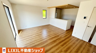 【居間・リビング】 | 久喜市佐間築浅中古戸建（２０２４年４月建築） | 陽当たりの良い開放感のあるリビング♪