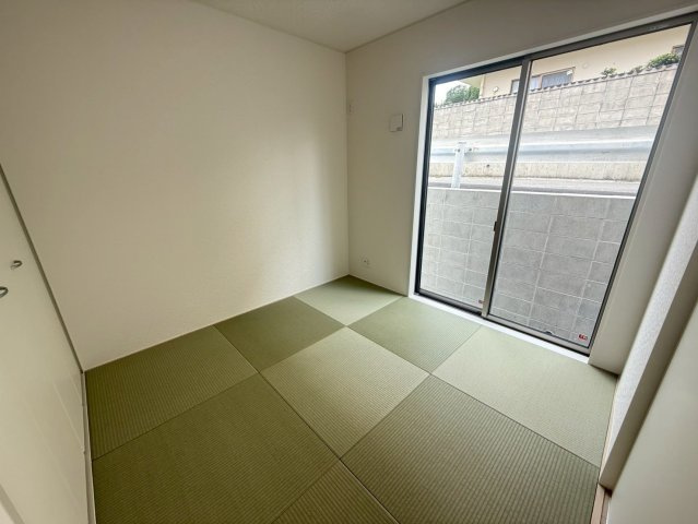 クレイドルガーデン　南城市大里稲嶺第-１号棟の和室|趣のある和室です