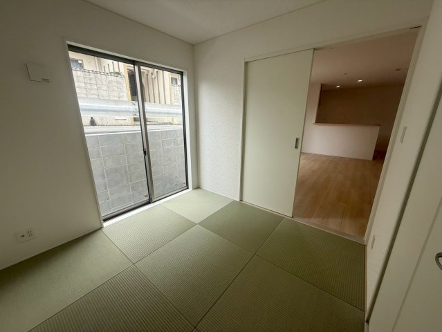 クレイドルガーデン　南城市大里稲嶺第-１号棟の和室|畳の上でゆっくりとくつろげる和室です