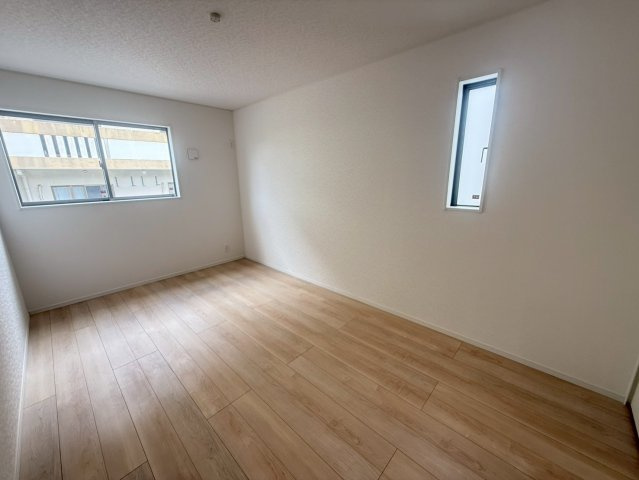 クレイドルガーデン　南城市大里稲嶺第-１号棟の洋室|明るい洋室です