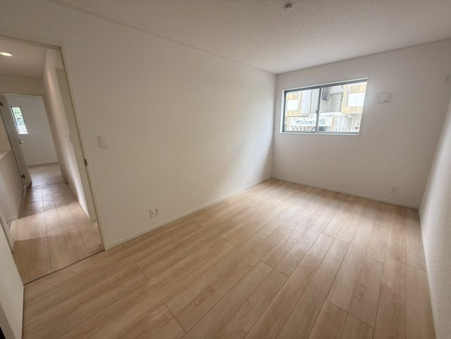 クレイドルガーデン　南城市大里稲嶺第-１号棟の洋室|落ち着いた色調の洋室です