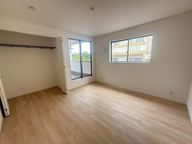 クレイドルガーデン　南城市大里稲嶺第-１号棟の洋室|明るい洋室です