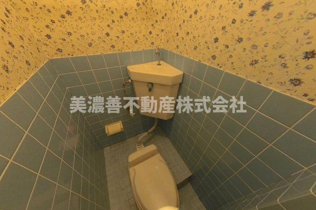 ６５６３９　山県市東深瀬 併用住宅のトイレ