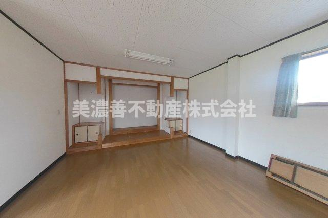 ６５６３９　山県市東深瀬 併用住宅の洋室